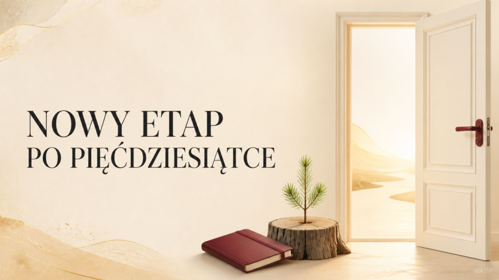 Otwarte jasne drzwi, młoda sosna na starym pniu i bordowy notes symbolizujące nowy etap po pięćdziesiątce