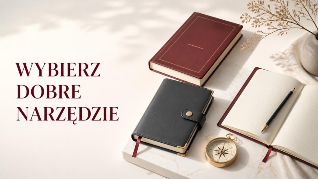 Książka, czarny planer, otwarty dziennik z ołówkiem i złoty kompas